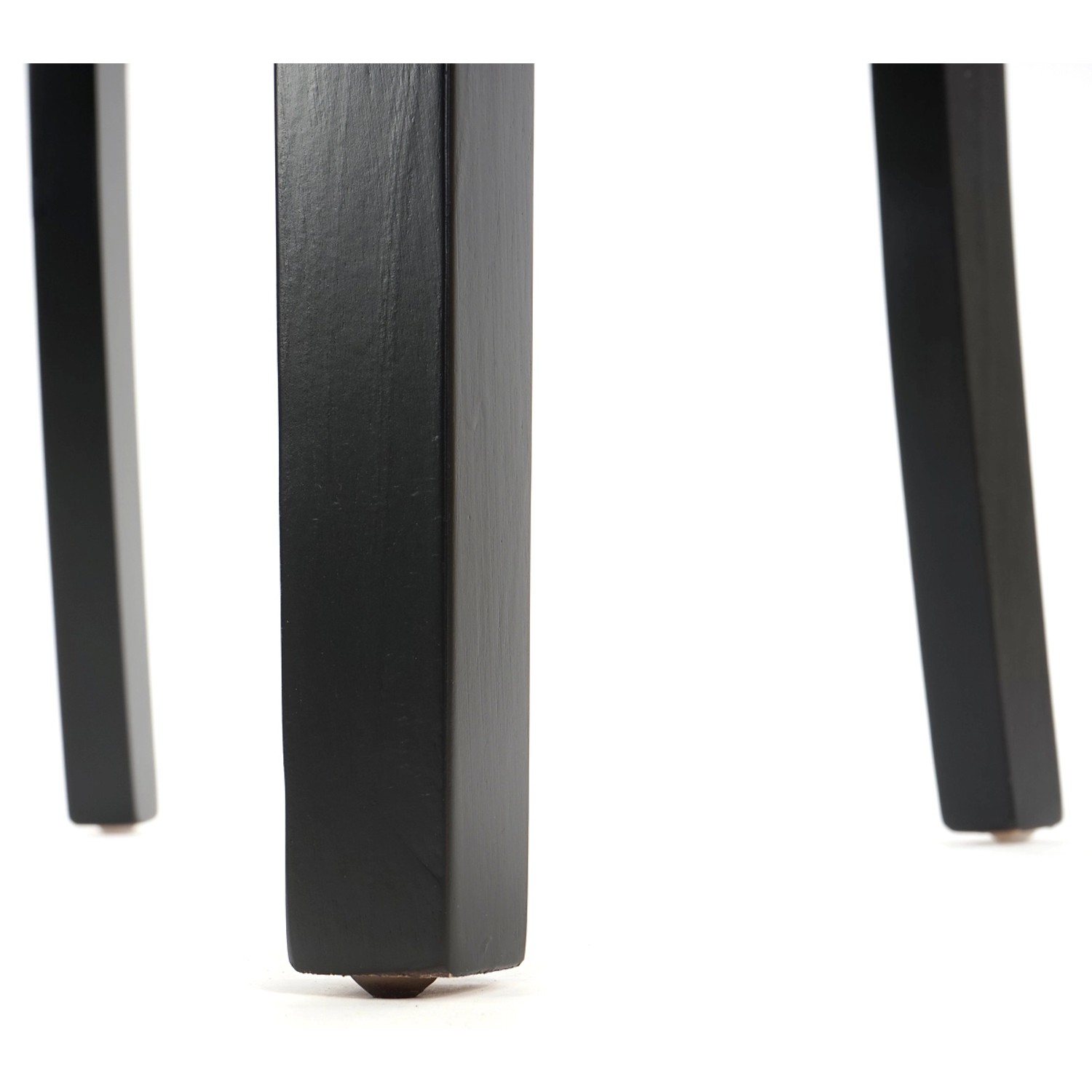 Detailaufnahme: Dunkle Holzbeine des MCW Chesterfield Esszimmerstuhls.