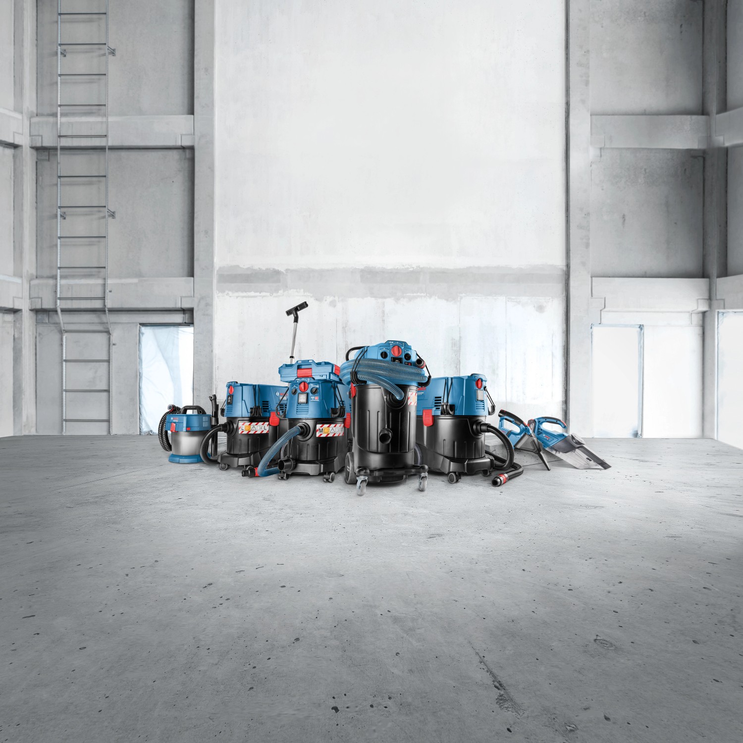 Mehrere Bosch Nass- und Trockensauger in einer Lagerhalle. Akku-Handstaubsauger GAS 12 V-LI nicht enthalten.