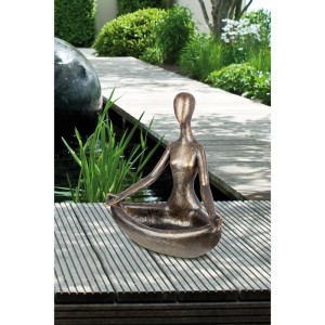 Gilde Skulptur Relaxing, bronzefarben, in Yoga-Pose auf Holzterrasse. Dekorative Kunstharz Figur.
