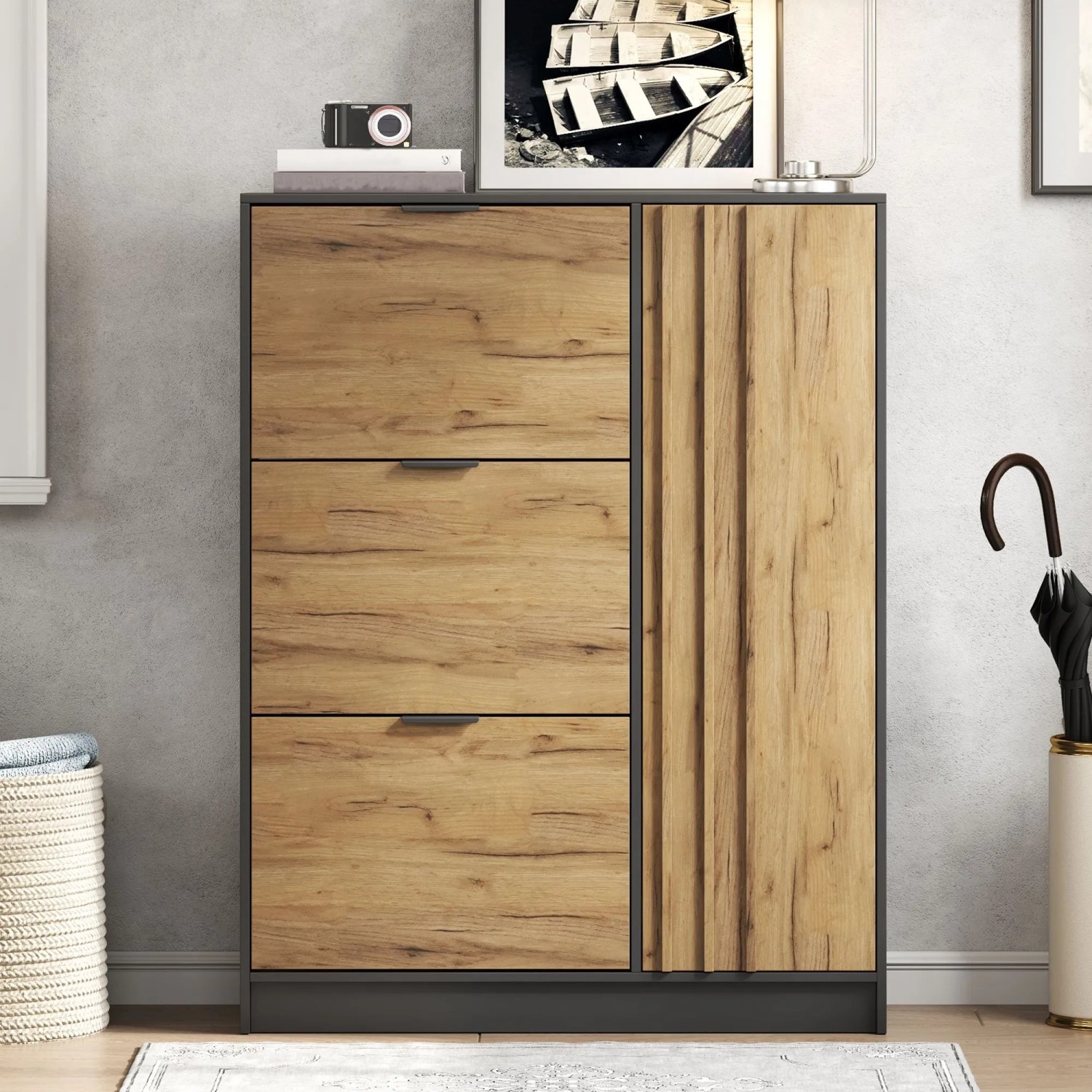Merax Schuhschrank 100x130 cm, Naturholz-Optik mit schwarzem Rahmen, 3 Klappen und strukturierter Tür.