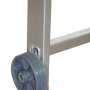 Detailaufnahme: Krause Kleingerüst mit Rollen. Aluminiumleiter mit grauer Rolle für einfachen Transport.