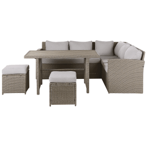 Beliani Lounge Set BARDI in Taupe: Ecksofa, Tisch und zwei Hocker aus Polyrattan für den Garten.