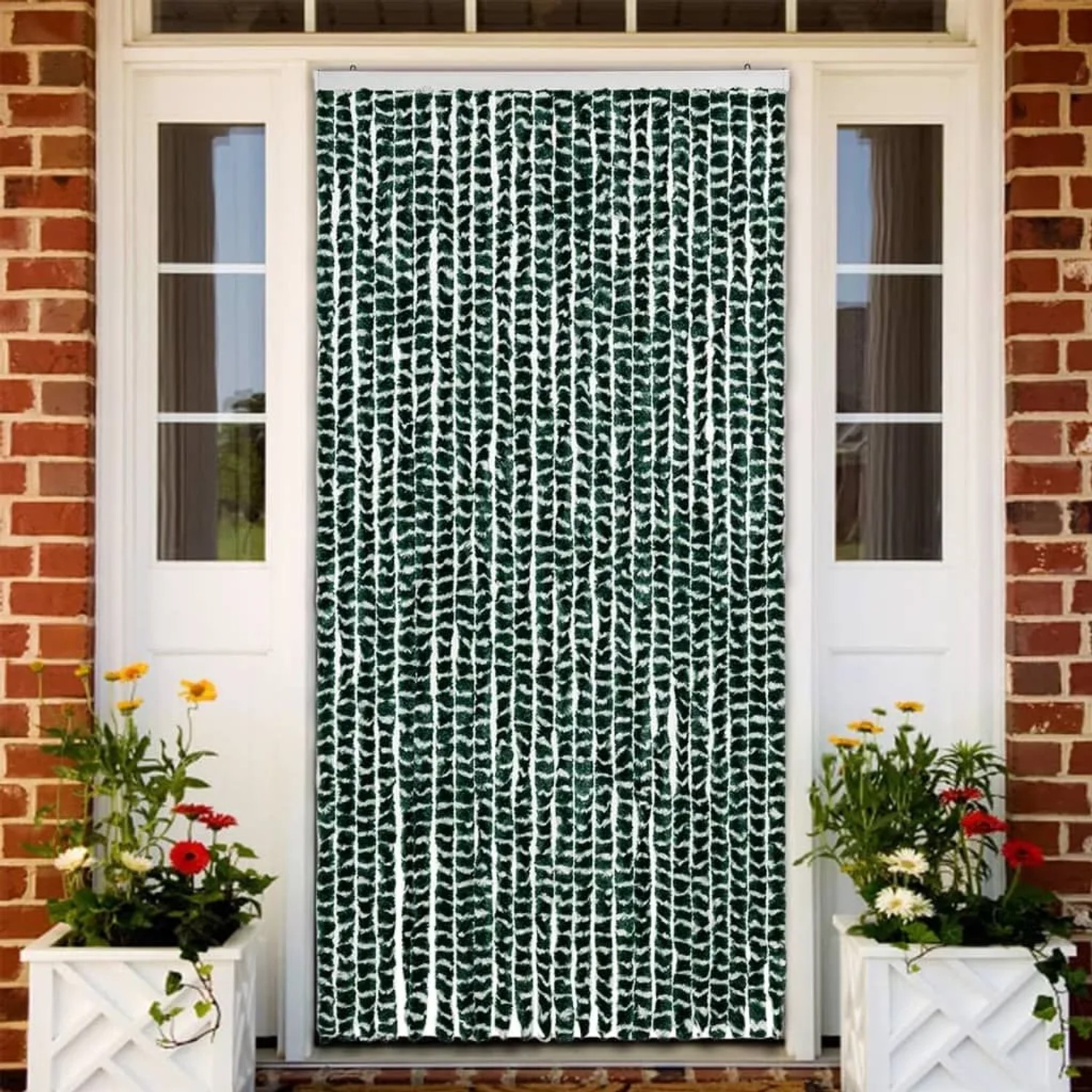 Grün-weißer Chenille Insektenschutz-Vorhang an einer Tür. Schützt vor Insekten. 100x220 cm.