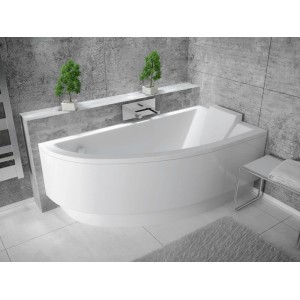 Weiße Acryl Eckbadewanne KOLMAN 150x70 cm rechts in modernem Bad. Inkl. Ablauf und Füße für entspannende Bäder.