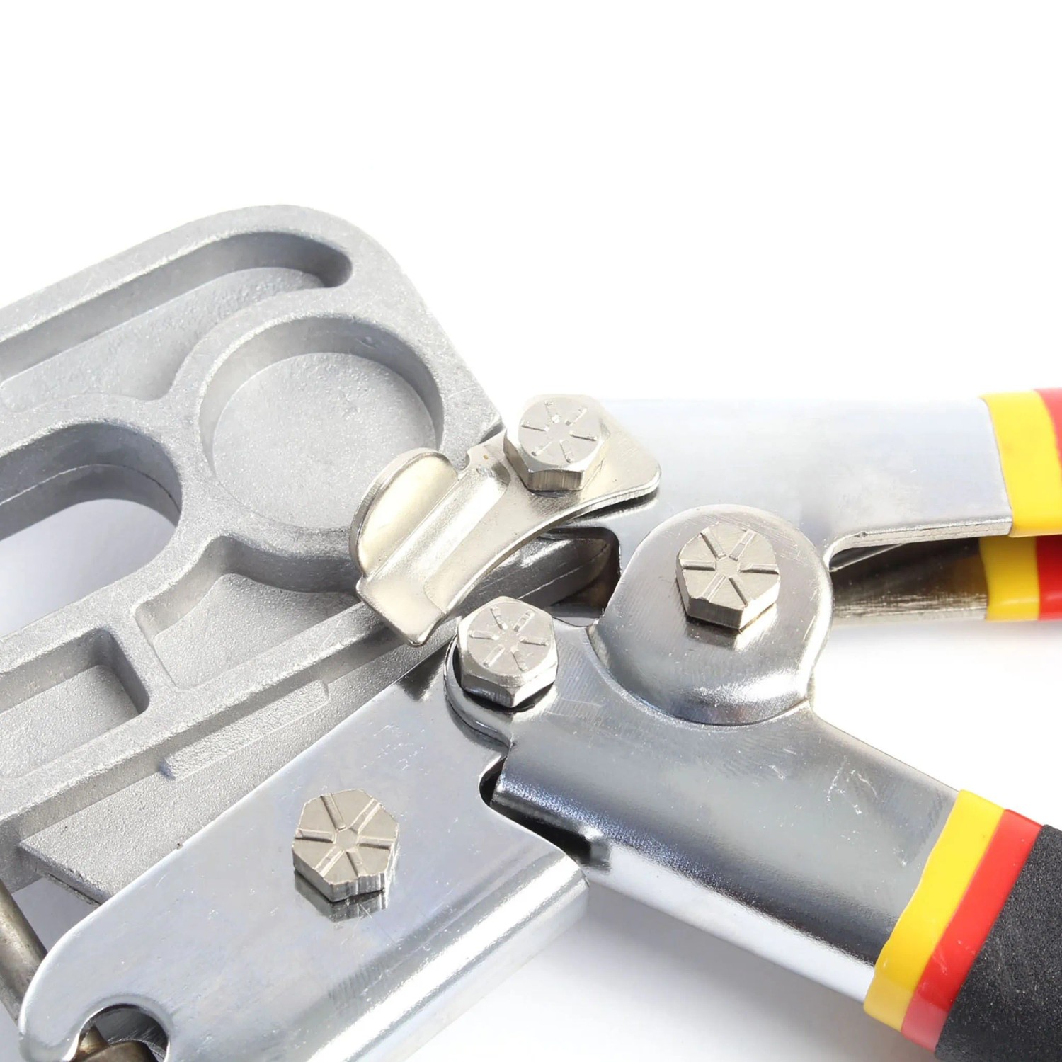 Detailansicht der Xpotool Verbundzange, robustes Stahlgelenk, ergonomischer Griff mit gelb-roten Akzenten.
