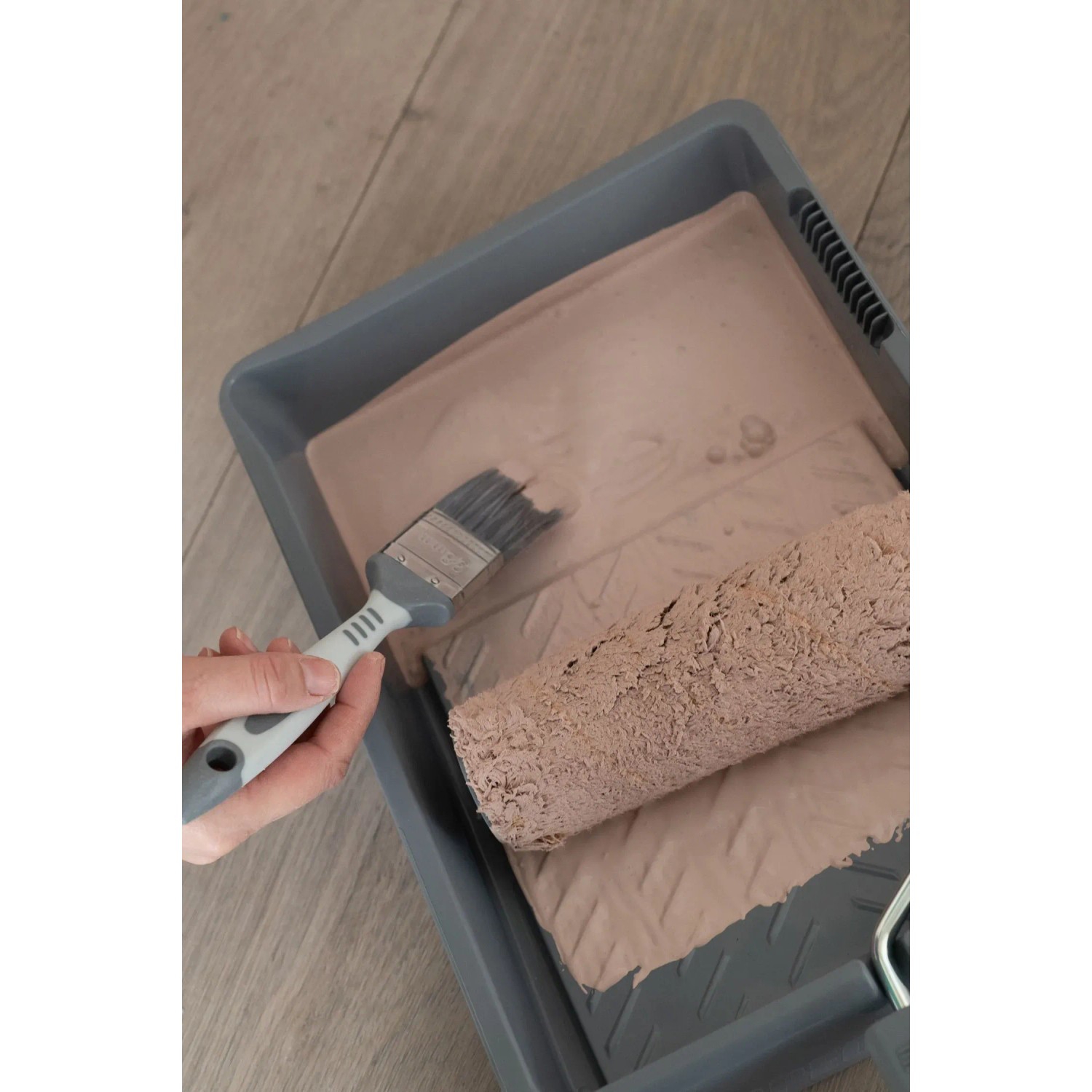 Wallpro Werkzeug-Set mit Farbrolle, Pinsel und Farbwanne für Wandfarbe.