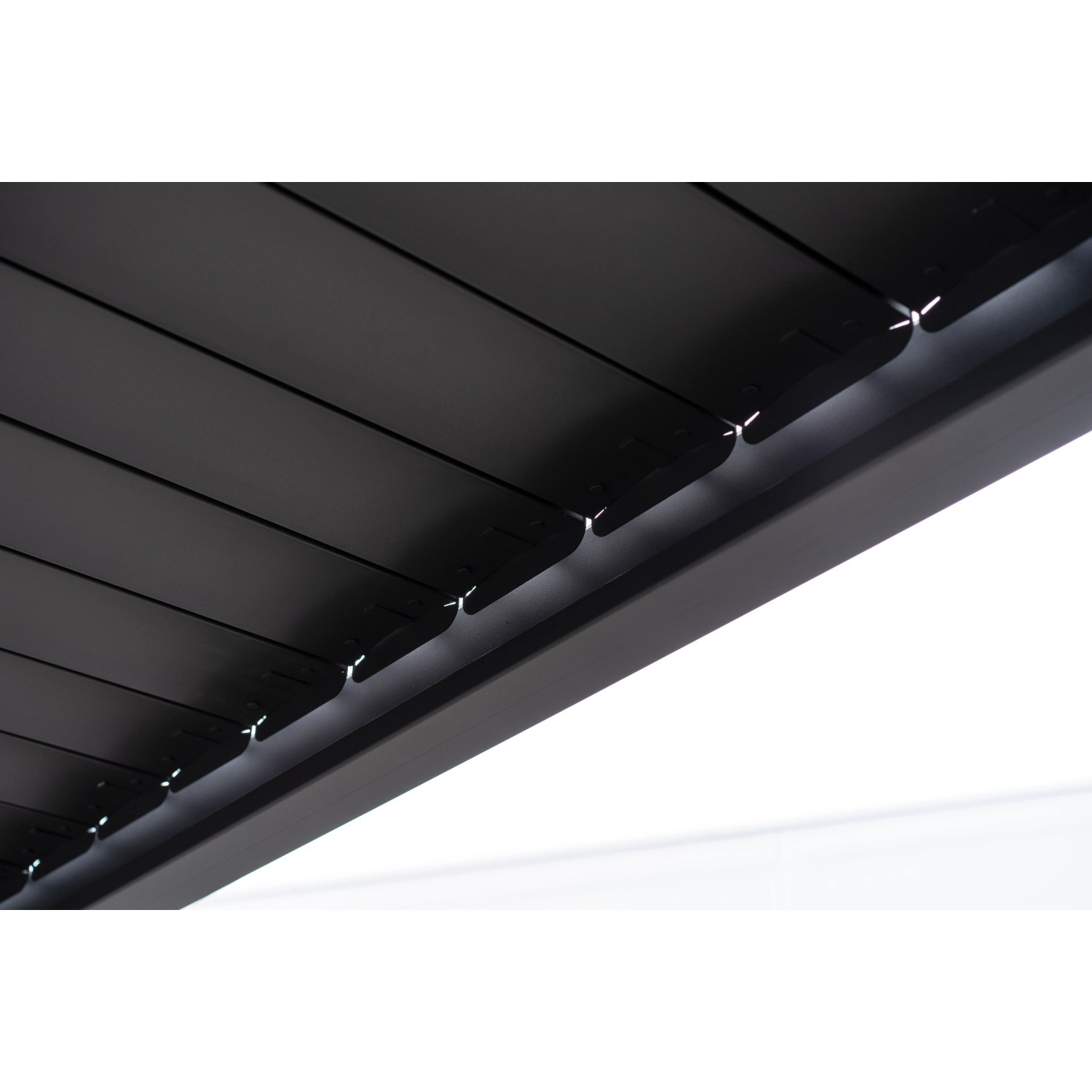 Detailaufnahme Lamellen-Dach der anthrazitfarbenen Mirador Pergola (3x4m).