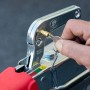 Stema Diebstahlsicherung Steckschloss für Anhängerkupplung mit Schlüssel in Anwendung.