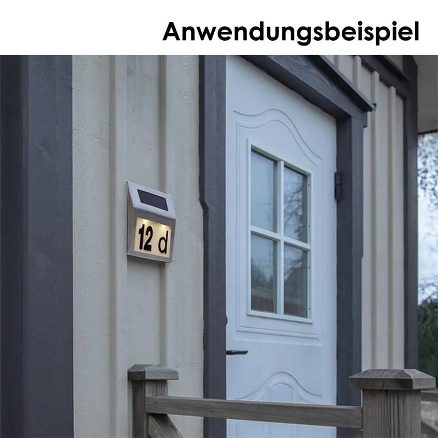 Solar Hausnummer-Leuchte aus gebürstetem Edelstahl an Hauswand, zeigt '12 d' warmweiß beleuchtet. Ideal für Eingangsbereiche.