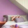Lila Vliestapete mit Karomuster an Schlafzimmerwand. Dekorative Tapete für modernes, stilvolles Ambiente.