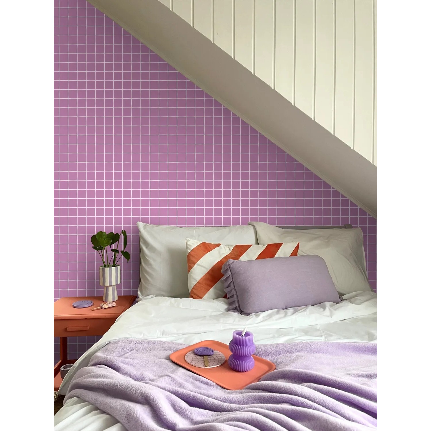 Lila Vliestapete mit Karomuster an Schlafzimmerwand. Dekorative Tapete für modernes, stilvolles Ambiente.
