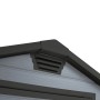 Detailaufnahme: Lüftungsgitter am Keter Gerätehaus Lineus, grau. Kunststoff-Gartenhaus mit Holzoptik.