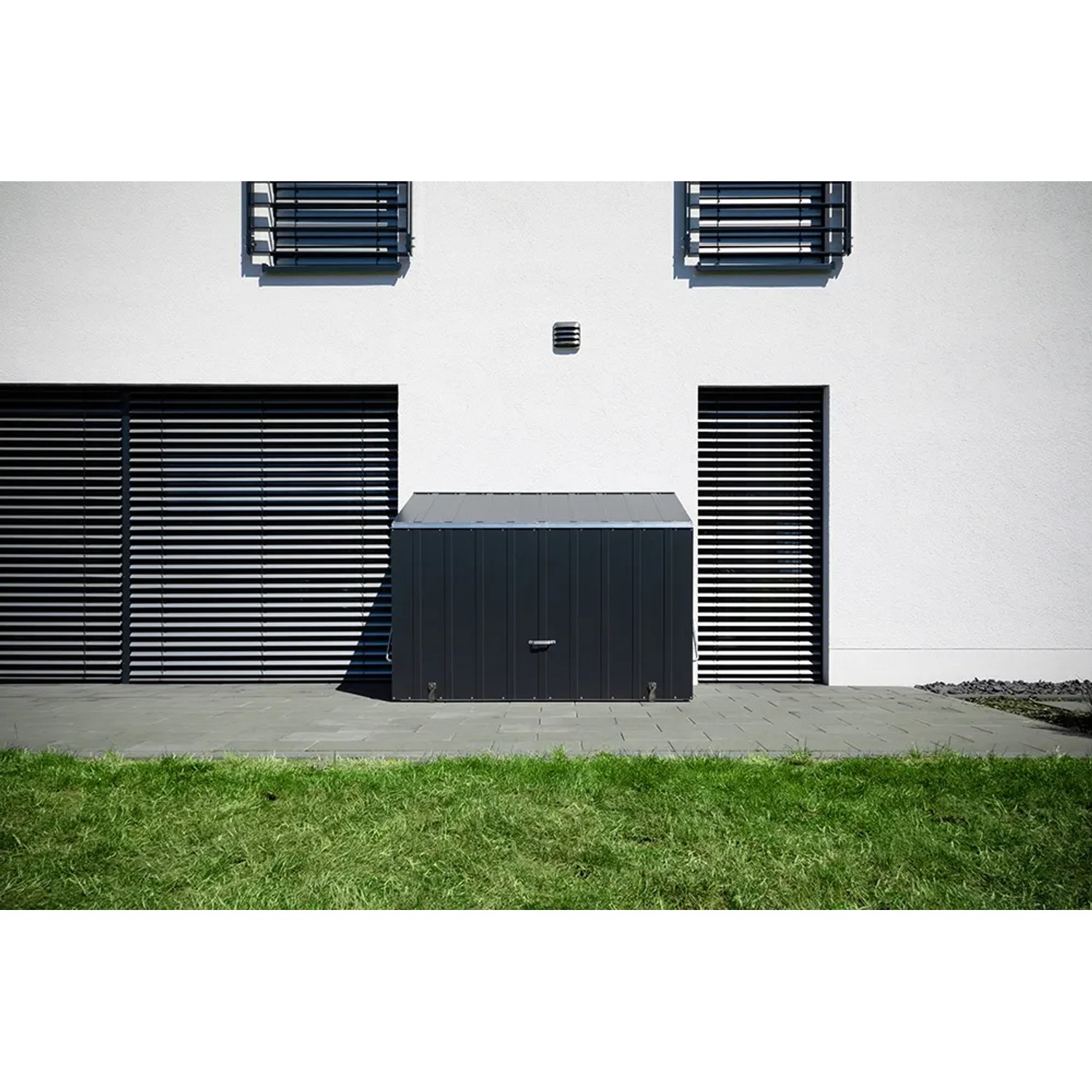 Anthrazitfarbene Trimetals Aufbewahrungsbox Sesame (185x76 cm) vor einer weißen Hauswand.