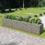 Furnicato Gabionen-Hochbeet aus verzinktem Stahl, 540x90x100 cm, befüllt mit Steinen und bepflanzt.
