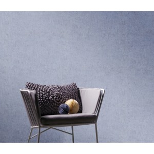 Erismann Vliestapete Play of Light Savanna hellblau an Wand, mit Stuhl und Deko.