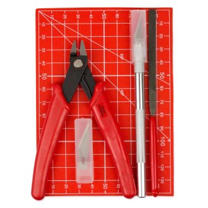 Pebaro Bastelset mit Messer, Seitenschneider, Feile und Schneidematte auf rotem Untergrund.