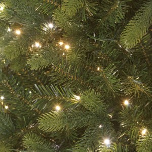 Grüner Kunsttannen Kranz mit warmweißen LED-Lichtern, detailreiche Nadeln.