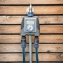 LUX Digitaler Bewässerungscomputer EBC-8/2 am Wasserhahn mit zwei angeschlossenen Schläuchen.