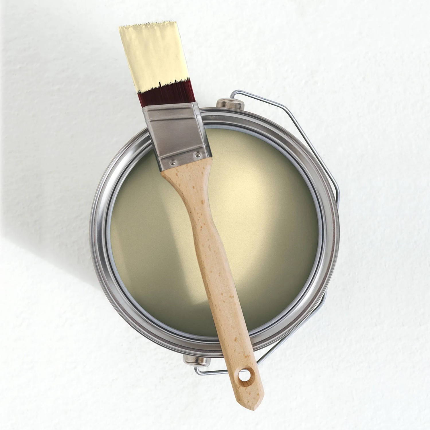Farbeimer mit gelber V&CO Innenfarbe "Buttermilk" und Pinsel. Bunte Wandfarbe für Innen.