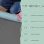 Selbstklebende Dachfolie wird ausgerollt. Dachabdichtung für Gartenhaus mit UV- und Farbbeständigkeit.