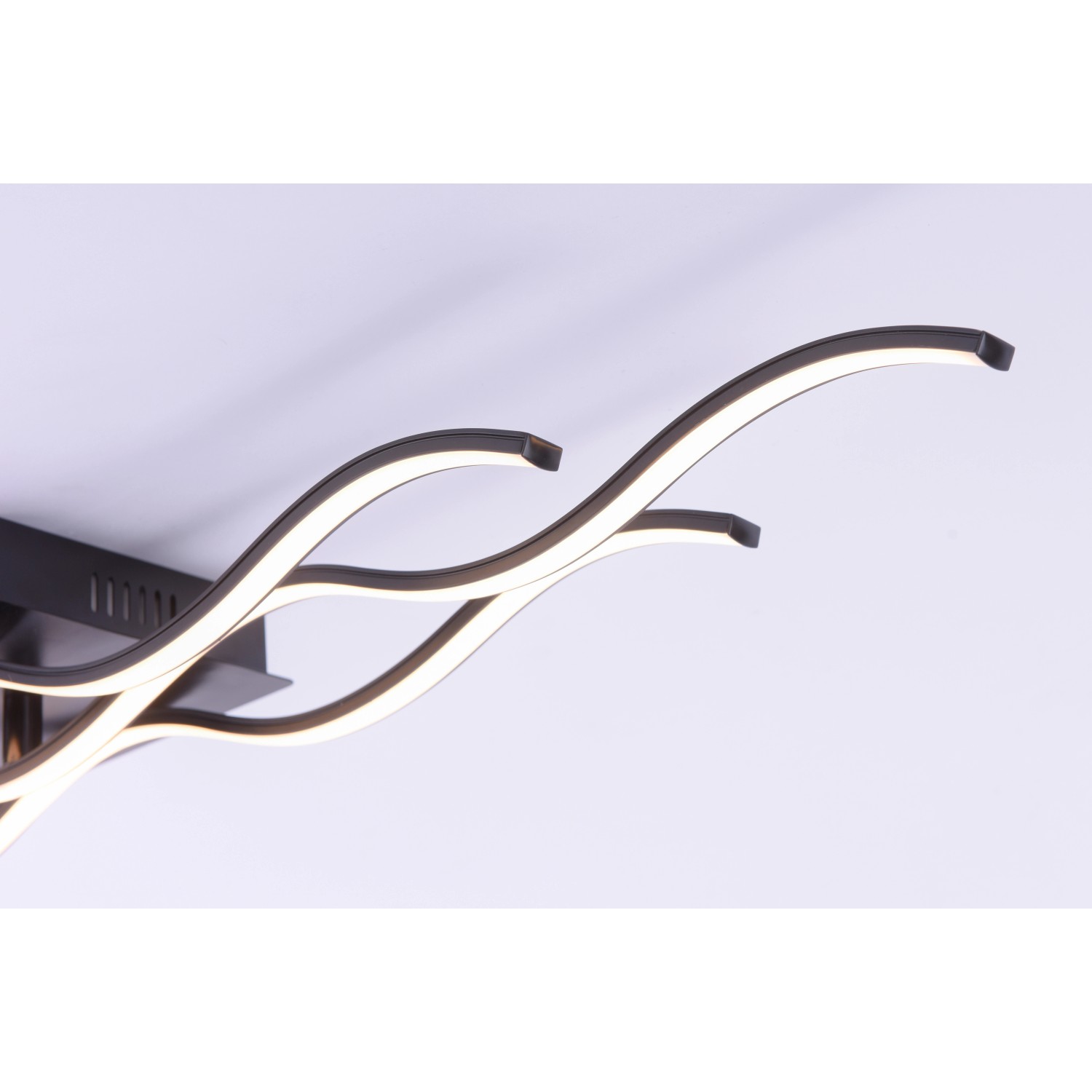 Moderne LED-Deckenleuchte Wave in Schwarz, 97,5 cm breit, für stilvolle Beleuchtung.