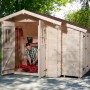 Unbehandeltes Weka Holz-Gartenhaus Bologna Plus mit Satteldach und offener Tür. Mann im Inneren.