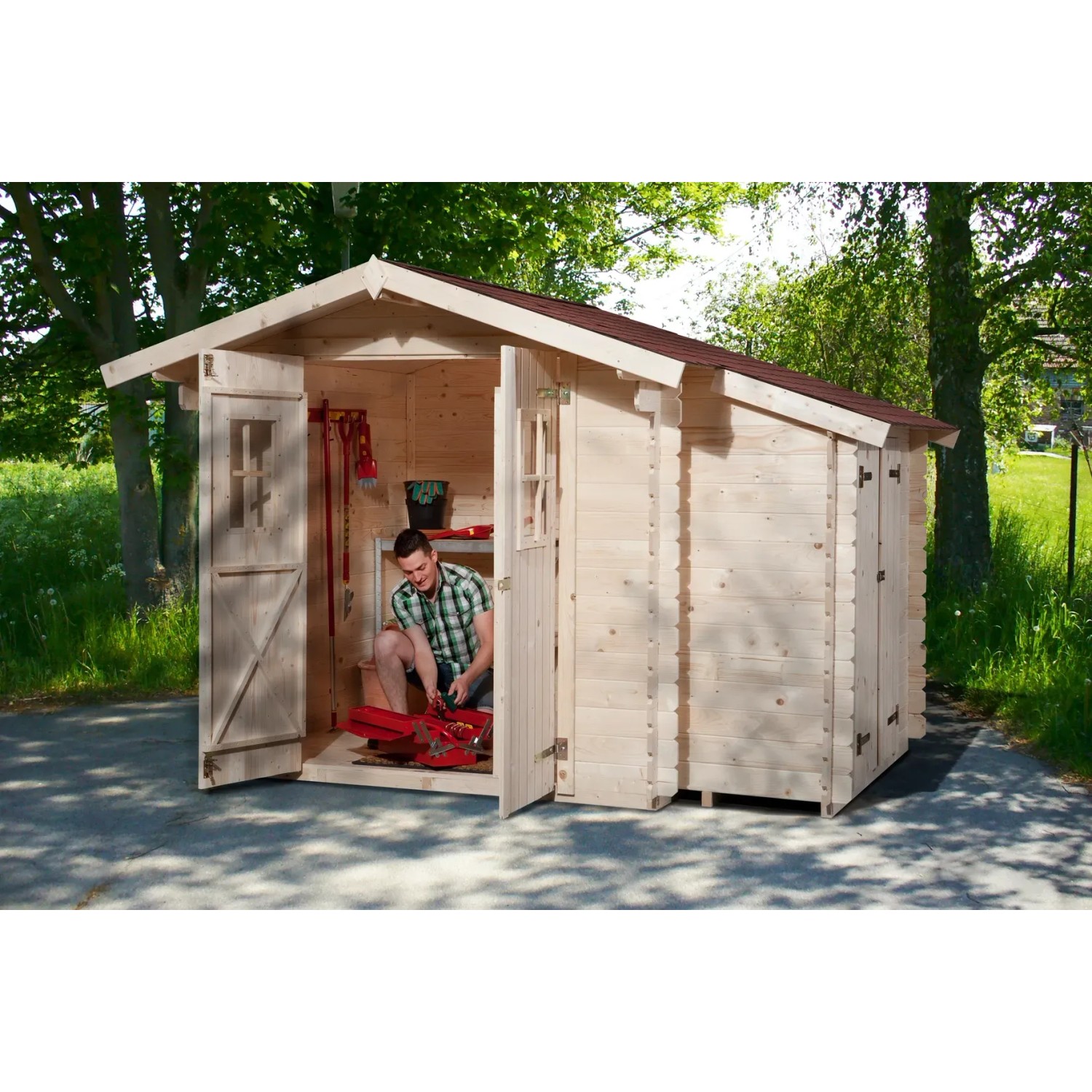 Unbehandeltes Weka Holz-Gartenhaus Bologna Plus mit Satteldach und offener Tür. Mann im Inneren.