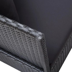 Detailansicht: Schwarzes VidaXL Garten-Sofabett aus Poly Rattan mit Kissen.