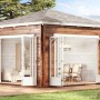 Unbehandeltes Alpholz Gartenhaus Sunshine mit Spitzdach und geöffneten Türen.
