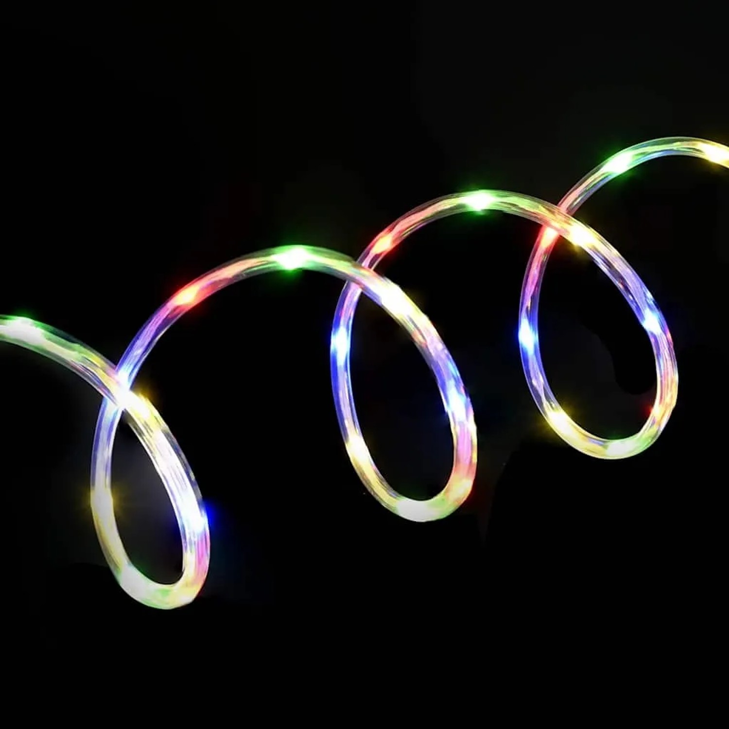 Mehrfarbiges LED Lichtseil (20m) für den Außenbereich, gewunden auf dunklem Hintergrund.