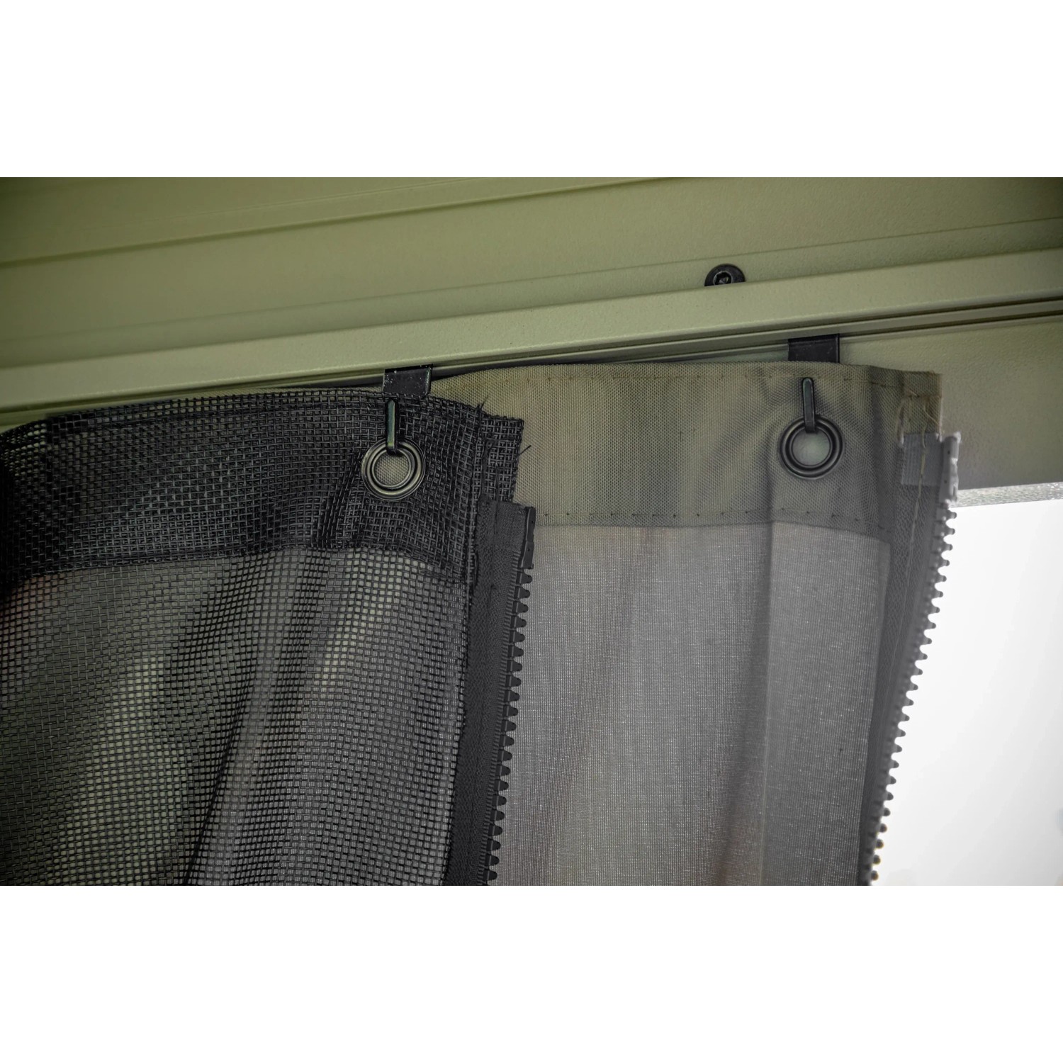 Detailaufnahme von Moskitonetz und Vorhang am Sojag Pavillon Messina Champagner.