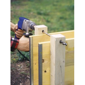 LUX Schalungsbohrer Comfort im Einsatz: Bohren von Holz mit Ø 16 mm Bohrer.