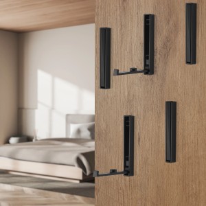 Zwei SOTECH VALVOLE Klapphaken schwarz matt aus Zinkdruckguss an Holzwand, einer ausgeklappt. Platzsparender Garderobenhaken.