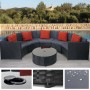 Schwarze Poly-Rattan Lounge-Garnitur mit dunkelgrauen Polstern und terracottafarbenen Kissen.