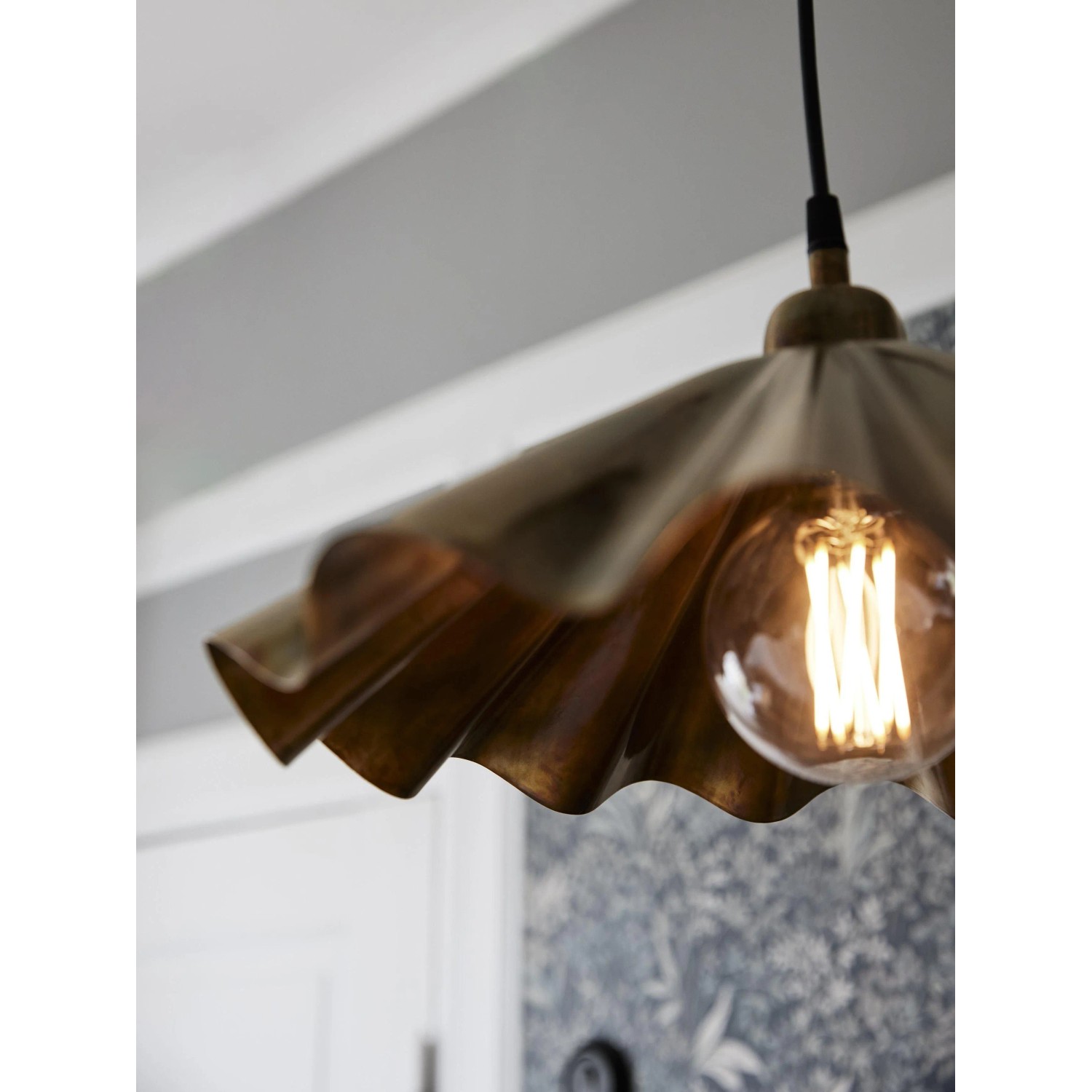 PR Home Aira Pendelleuchte aus Messing mit dekorativem, handgefertigtem Design.