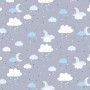 Vliestapete mit Sternen, Monden und Wolken in Blau und Grau für das Kinderzimmer.