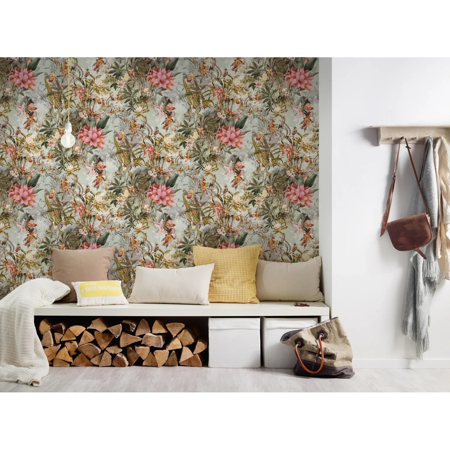 Vliestapete mit Blumenmuster in Grün und Rosa. Dekorative Tapete für ein stilvolles Zuhause.