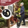 Roter faltbarer Rollator mit Fußheber für Bordsteine, von Senior auf Bürgersteig genutzt. Höhenverstellbare Gehhilfe.
