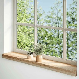 Zwei unbehandelte Fensterbänke aus Eichenholz, 70x15 cm, mit Dekoration auf einem weißen Fensterbrett.