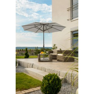 Schneider Marktschirm, Ø 320 cm, silbergrau, mit Kurbel, auf Terrasse mit Gartenmöbeln.