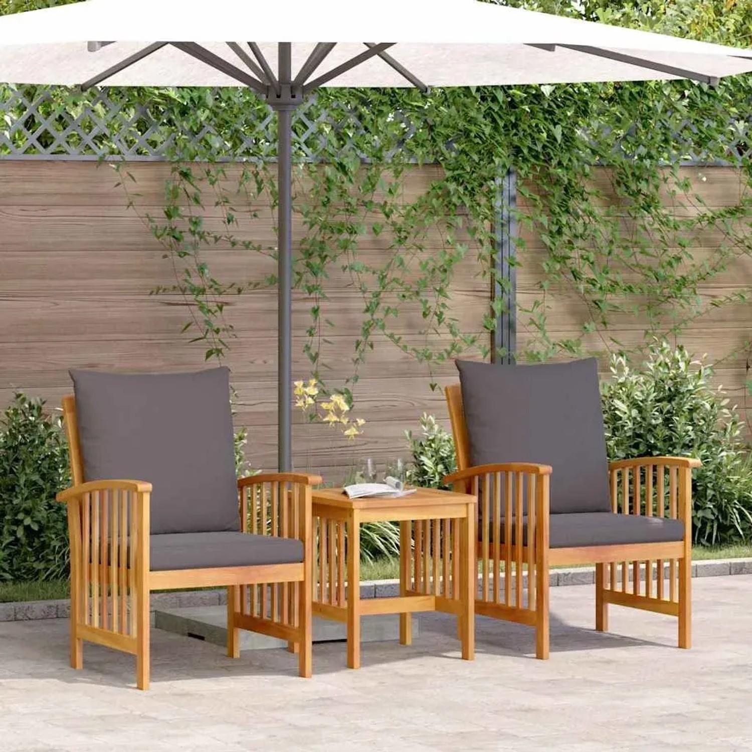 vidaXL 3-tlg. Gartenlounge-Set aus Akazienholz mit grauen Kissen unter Sonnenschirm.