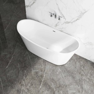 Weiße, freistehende Acrylbadewanne (170cm) in Schiffsform auf Marmorboden im modernen Bad.