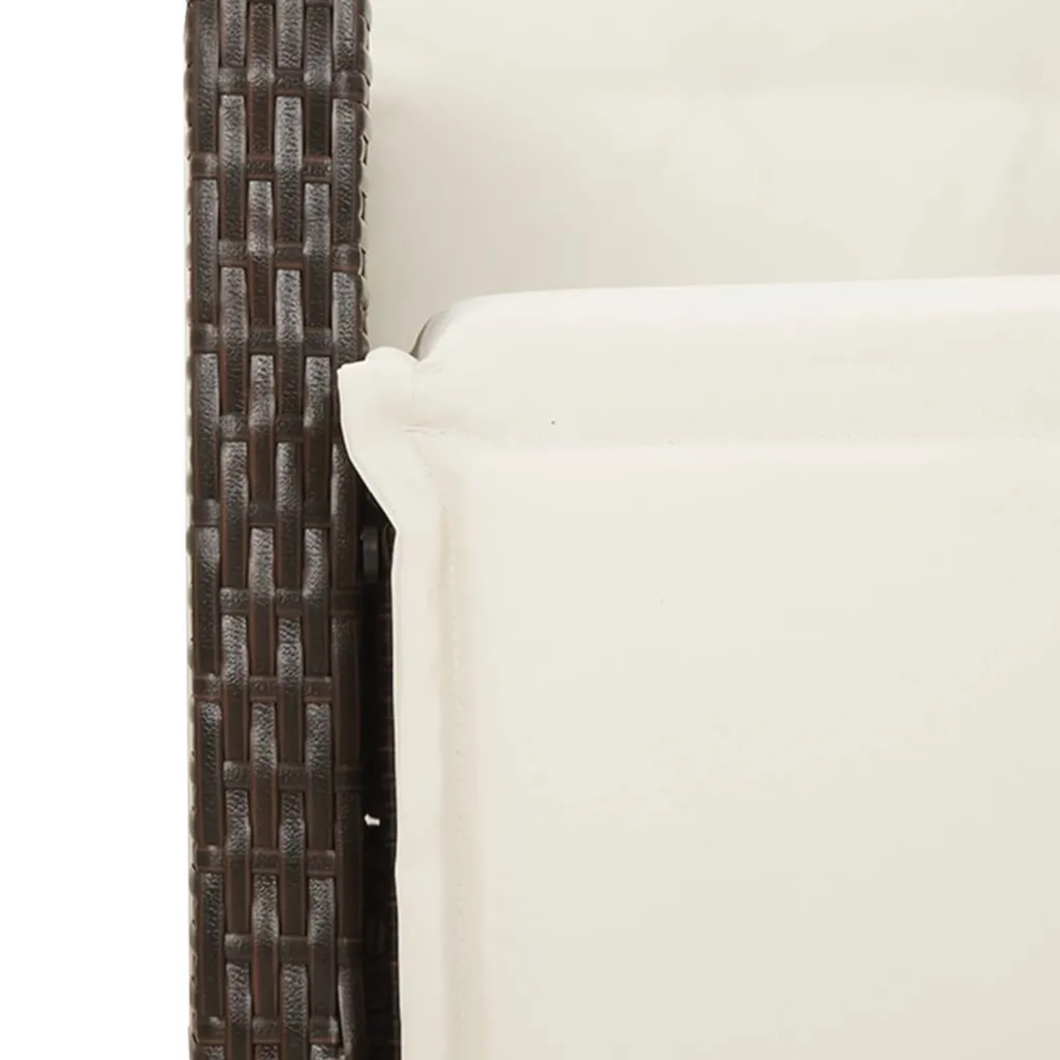 Detailansicht: Bistro-Set, braunes Poly Rattan, cremefarbene Kissen. Gartenmöbel für Balkon und Terrasse.