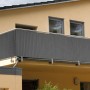 Anthrazitfarbene Balkonverkleidung Comfort (180x300cm) als Sichtschutz am Balkongeländer.