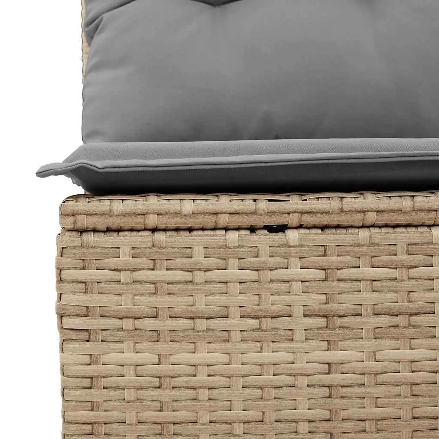 Detailaufnahme: Beige Gartenmöbel aus Polyrattan mit grauem Kissen. Teil der vidaXL Sofagarnitur.