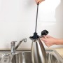 Anthrazitfarbene Wenko Silikon Flaschenbürste (38 cm) reinigt eine Thermoskanne in der Spüle.
