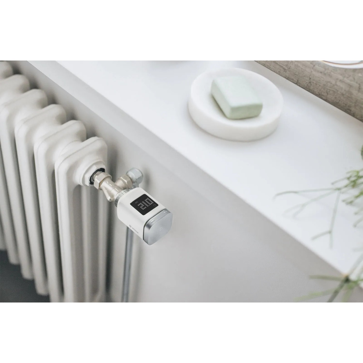 Bosch Smart Home Heizkörperthermostat II am Heizkörper, Teil des Erweiterungssets Heizen.