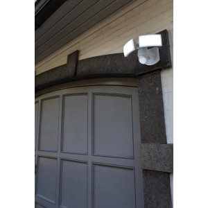 Lutec LED-Außenstrahler Arc mit zwei schwenkbaren Köpfen an einer Hauswand.