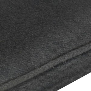 Detailaufnahme: Schwarzer Ohrensessel aus Canvas, Stoffstruktur sichtbar.