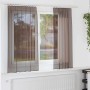 Zwei braune, halbtransparente Voile Vorhänge mit Stangentaschen am Fenster. Perfekt für helle Räume.